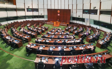 Гонконг решил отказаться от слов «корона» и «губернатор» в законах. Законодательный совет Гонконга начал обсуждать законопроект, в котором предлагается заменить устаревшие юридические термины, такие как «корона» и «губернатор».