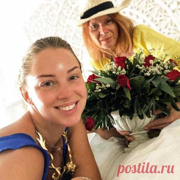 Полина Диброва показала маму и поздравила ее с днем рождения поездкой в Грецию
