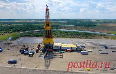 "РН-Юганскнефтегаз" пробурил рекордную по протяженности скважину в почти 1,5 км. Процесс бурения сопровождался инженерами "РН-БашНИПИнефть" (научный институт "Роснефти"), которые в режиме реального времени обновляли геологическую модель скважины