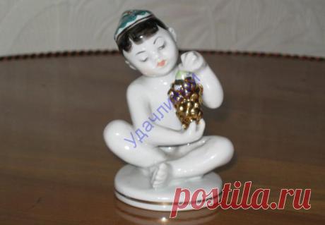 Мальчик с виноградом ЛФЗ ск. Столбова Г. С.