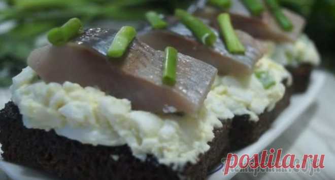 Бутерброды с селедкой. Ну, Очень вкусно! Бутерброды с селедкой – Очень вкусная закуска.ИНГРЕДИЕНТЫфиле сельди — 200 грчёрный хлеб — 4 кусочкаяйца — 4 штзелёный лук — небольшой пучокмайонез — 2 -3 стол ложкисоль и перец — по вкусуКАК ПРИГОТОВ...