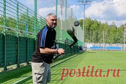Овечкин посетил тренировочную базу футбольного «Динамо». Капитан клуба Национальной хоккейной лиги (НХЛ) «Вашингтон Кэпиталс» Александр Овечкин посетил тренировочную базу футбольного «Динамо». «Ови приехал на тренировочную базу с привычными атрибутами, но мы забыли залить каток», — такой подписью сопровождается видео, на котором форвард чеканит шайбу клюшкой.