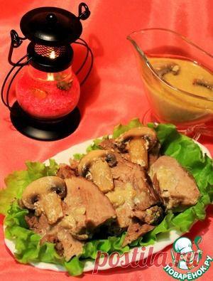 Свиная шейка тушеная в сливочно-грибном соусе в мультиварке - кулинарный рецепт