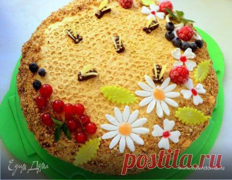 Медовик с малиной «Пчелки на лугу». Ингредиенты: сметана 35%, сахар, мастика | Официальный сайт кулинарных рецептов Юлии Высоцкой