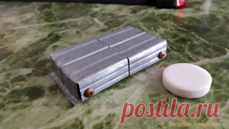 Как сделать армейскую карманную печь из остатков профиля После внутреннего ремонта, или наружной облицовки стен дома, всегда остаётся много полезного хлама. Помимо фрагментов старого стройматериала, ещё пригодного в дело, остаётся ещё немало отрезков от нового. Отрезки таковы, что в дело их, вроде бы, уже и не получится пустить. Но если немного