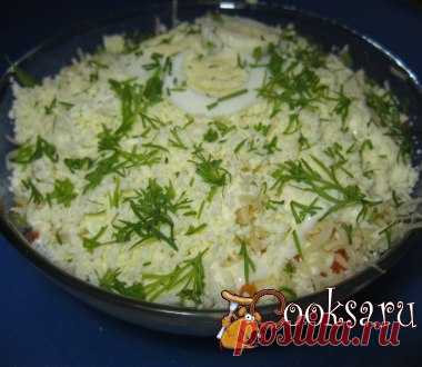 Салат с печенью трески слоёный Необычайно вкусный слоёный салатик с печенью трески разнообразит любое праздничное меню... Печень трески — 1 бан.; Морковь — 2 шт; Картофель — 2 шт; Яйца куриные (отварные ) — 3 шт; Яйца перепелиные (отварные для украшения) — 3 шт; Сыр твёрдый (любого сорта) — 50 г; Огурцы солёные — 3 шт; Укроп свежий (пучок) ; Смесь перцев (мельница) (по вкусу) ; Майонез ;