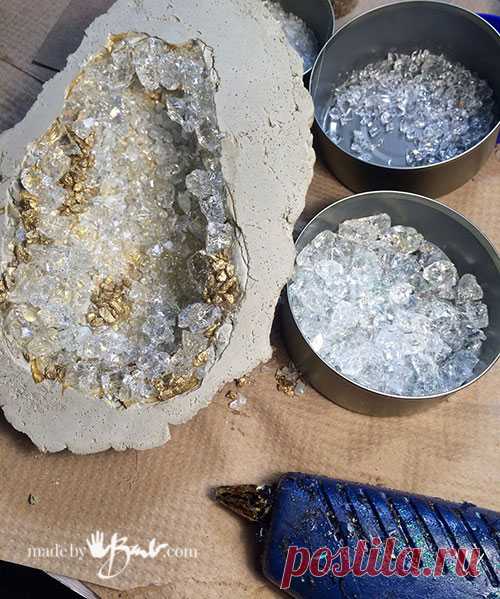 DIY Giant Concrete Geode - Made By Barb - простые пошаговые инструкции по литью, краске и добавлению кристаллов для создания огромных артефактов геодезических и драгоценных камней