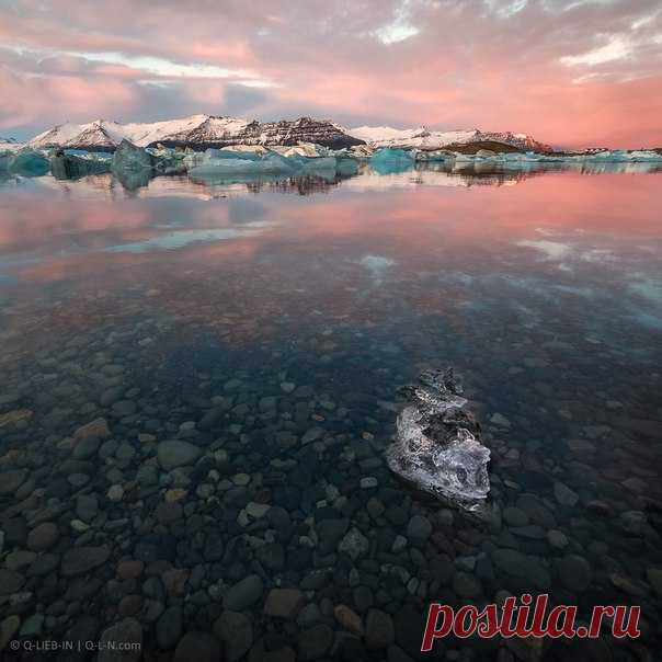 Закат в исландской лагуне. Автор фото – Q-lieb-in: nat-geo.ru/photo/user/52530/