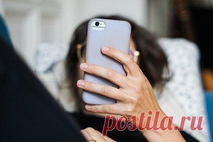 Россиян предупредили об опасности популярного приложения. Приложения для определения номера, которые помогают вычислить спам и мошенников, могут нести опасность для владельцев смартфонов. О том, почему россиянам следует с осторожностью пользоваться этими популярными программами, рассказал руководитель аналитического центра компании Zecurion Владимир Ульянов.