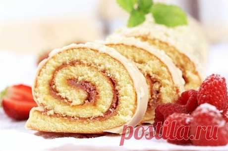 #готовим@fan_handmade

БИСКВИТНЫЙ РУЛЕТ

Попробуйте — очень вкусный. Начинку к нему можно сделать просто из варенья, можно любой крем на ваш вкус.

Ингредиенты:
сахарная пудра — 1 стакан
мука — 1 стакан
яйца — 4 штуки
соль — щепотка
сода — 1/2 чайн ложки (погасить уксусом).

Приготовление:
Разогреваем духовку до 220 градусов и ставим туда форму для выпекания, смазанную маслом.
Взбиваем яйца, добавляем щепотку соли, затем сахарную пудру, подсыпаем заранее просеянную муку и ...