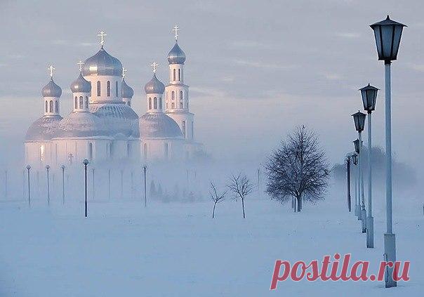 Пусть будет снег. Пусть будет белый иней, 
И гладь пруда в застывшем хрустале, 
И на стекле рисунки снежных лилий, 
Огонь в камине и угли в золе. 

Когда зима немного запоздает, 
Мы с нетерпением ждём её приход – 
А ведь никто из нас ещё не знает, 
Что принесёт с собою новый год. 

Но белый снег тончайшим покрывалом 
Укроет тихо жирный чернозём, 
И жизнь мы будем начинать сначала, 
Грехи отмолим и свечу зажжём. 

И зимний день как будто искупление, 
Искристый снег как анге...