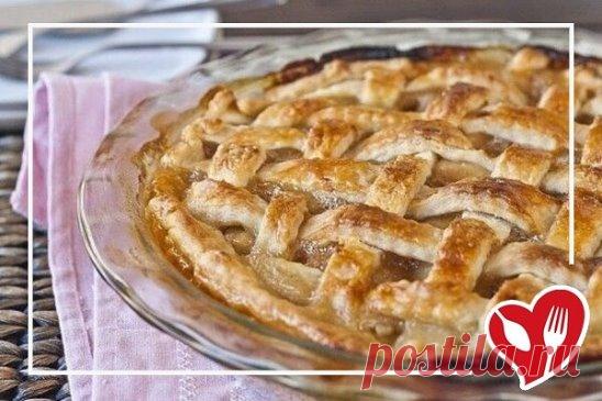 Вкуснейший карамельный грушевый пирог 
                         
Ингредиенты:
Тесто:
Мука - 2,5 стакана
Холодная вода - 6-8 столовых ложек
Сливочное масло, холодное, нарезанное кубиками - 220 г
Соль - 1 чайная ложка
Сахар - 1 чайная ложка
Начинка:
Груши - 12 шт, очищенные и нарезанные
Сок 1 лайма
Карамельный соус:
Сливочное масло - 110 г
Мука - 3 столовых ложки
Тростниковый сахар - 1/2 стакана
Коричневый сахар - 1/2 стакана
Вода - 1/4 стакана
Корица - 1/2 чайной ложк