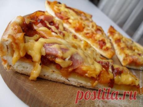 Секреты приготовления пиццы.
Едва ли не каждая хозяйка мечтает приготовить вкусную, как в итальянской пиццерии пиццу. Оказывается это не так сложно сделать. Секреты приготовления пиццы очень просты: тесто должно хорошо подойти и пропечься. Ингредиенты, входящие в состав теста тоже очень просты: вода, мука, дрожжи, соль и оливковое масло. Этот рецепт пришел к нам из античных времен и проверенный временем. Так, для приготовления вкусной пиццы вы должны выполнить 5 этапов.