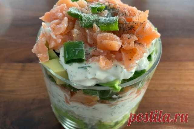 Слоеный салат с авокадо и семгой — Домашняя кулинария
