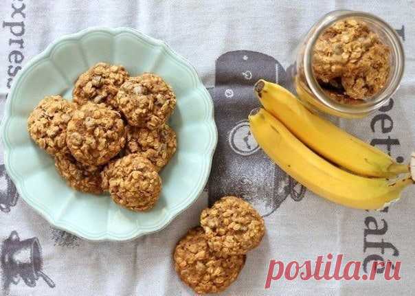 ​Банановое печенье  Просто и вкусно!
Ингредиенты: 2 спелых больших банана; 1 ст. овсяных хлопьев; орехи, изюм, цукаты, корица (по вкусу).Приготовление: 1. Очисти бананы, положи в миску и хорошо разомни вилкой. Добавь туда же овсяные хлопья, а также по желанию орехи, изюм, цукаты,...