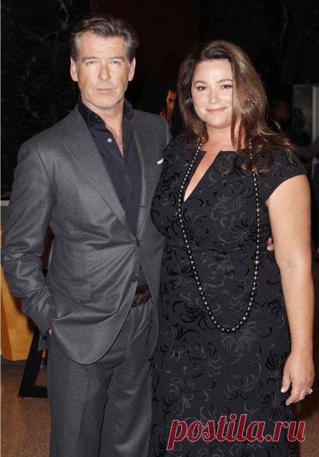 Это Джеймс Бонд. Вернее, Пирс Броснан с женой.
Они вместе уже около 30 лет.

Пирс обожает свой " персик" , он так ее называет.
Он кормит ее пастой, сам готовит для нее десерт, и носит кофе в постель.
Он сам восхищенно рассказывал это, когда говорил о своей семье.

Но Мария Павловна из Рязани, считает это ненормальным, когда жирная женщина живет с таким красавцем. " Ну, пошла бы в зал! Подкачала бы все места, похудела бы! С тобой же сам Бонд живет!"