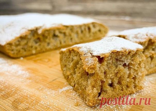 Пирог к чаю

Ингредиенты
7 ст. л Мука
100 мл Чай
100 г Сахар
1 шт Яйцо
3 ст. л Растительное масло
1 ч. л Разрыхлитель

Как приготовить
Разогрейте духовку до 200•С.
Смешайте сахар с яйцом, добавьте крепкий чёрный чай, перемешайте.
Добавьте масло, муку, разрыхлитель и перемешайте до однородной массы.
Вылейте тесто в смазанную маслом форму и выпекайте пирог 20 минут.