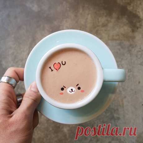Кофе милоты
Заказав кофе у этого бариста, не забудьте обязательно заглянуть в свою чашку, прежде чем сделать хотя бы маленький глоток! Потому что иначе вы рискуете проглотить что-то весьма ценное. Например. Белоснежку, очаровательную розу или сразу Красавицу и Чудовище, вместе взятых.