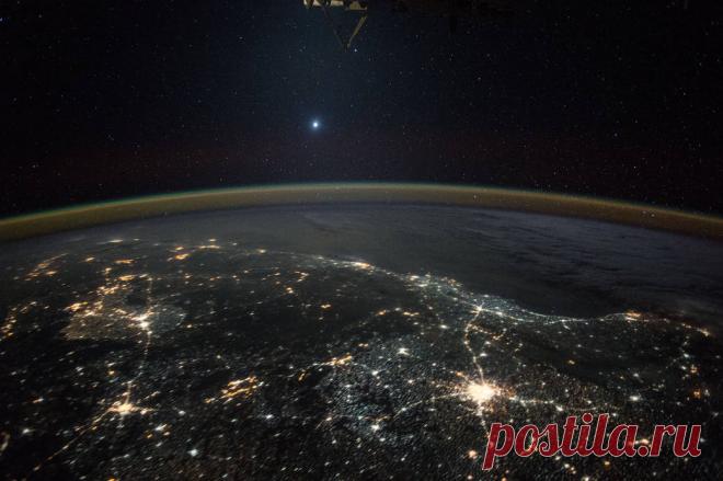 Опубликовано изображение Венеры из космоса на фоне ночных огней Земли - Новости Общества - Новости Mail.Ru