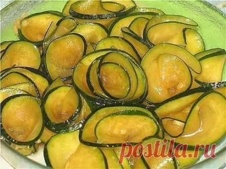 ВКУСНЫЕ КАБАЧКОВЫЕ РЕЦЕПТЫ
Очень хорошая подборка рецептов!

Закуска из кабачков острая

Ингредиенты:

4 кг кабачков,
1 стак. томатной пасты,
1 стак. растительного масла,
1 стак. нарезанного чеснока,
2 ст.л. соли,
3 ст.л. уксуса.

Приготовление:

Кабачки очистить, нарезать кубиками, перемешать с маслом и томатной пастой и тушить 40 минут. За 5 минут до окончания добавить уксус и чеснок. Закатать.

Острая закуска из кабачков

Ингредиенты:

3 кг кабачков,
4 сладких перца,
2-...