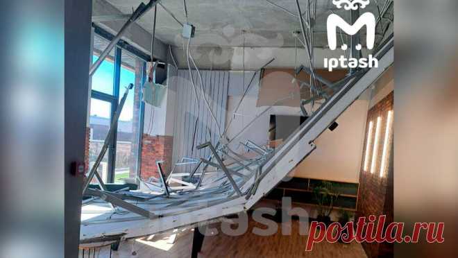 В сданном в 2023 году доме в российском ЖК рухнул потолок. В Казани в новом ЖК в одном из корпусов обрушился потолок. Об этом сообщает Telegram-канал Mash Iptash. Инцидент произошел в лобби второго корпуса ЖК "Яратам". По информации канала, конструкция была собрана не по правилам, ...