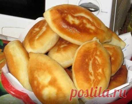 0,5 литра кефира тёплого, 1 ч. ложка соды, 2 ч. ложки сахара, 1 ч. ложка соли, 3 стакана муки, 3 ст. ложки растительного масла. Замесить тесто, поставить в холодильник на 1 час. Разделить тесто на шарики, раскатать или разлепить рукой на посыпанной мукой поверхности, в середину положить начинку, защипнуть, обжаривать на сковороде.