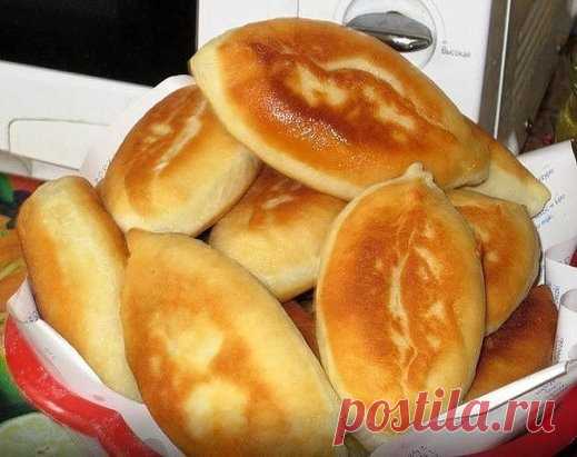 0,5 литра кефира тёплого, 1 ч. ложка соды, 2 ч. ложки сахара, 1 ч. ложка соли, 3 стакана муки, 3 ст. ложки растительного масла. Замесить тесто, поставить в холодильник на 1 час. Разделить тесто на шарики, раскатать или разлепить рукой на посыпанной мукой поверхности, в середину положить начинку, защипнуть, обжаривать на сковороде.