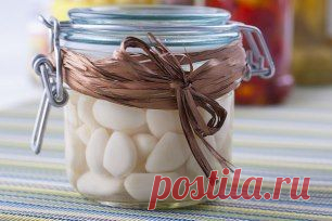 ПОЛЕЗНЫЕ СОВЕТЫ : 
СОВЕТ 1 : ЧЕСНОЧНАЯ НАСТОЙКА  ОТ СТА БОЛЕЗНЕЙ.
12 зубчиков чеснока, каждый разделенный на 4 части. Залить тремя стаканами красного вина. Закрыть и поставить на солнечную сторону окна на две недели. Каждый день взбалтывать 2-3 раза. Затем процедить и перелить в темную бутылку.
Принимать по 1 ч. ложке 3 раза в день в течении месяца. Очень сильно укрепляет сердце, очищает кровь и тонизирует организм