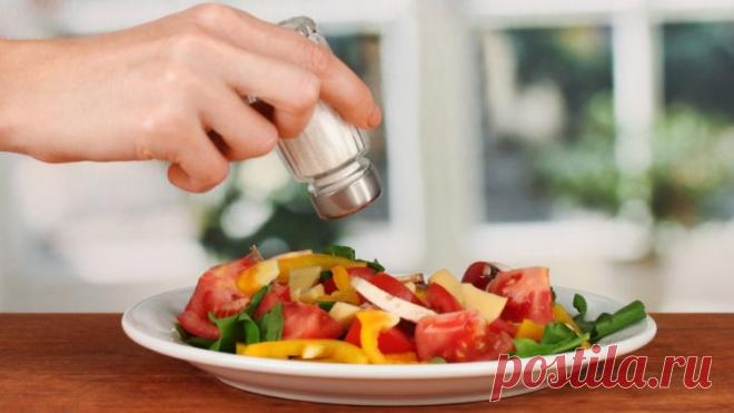 Приправы, специи и пряности. Какая разница между ними? Для человека неискушенного в кулинарном искусстве эти три слова представляют собой одно и то же. Потому нас так легко могут вводить в заблуждение производители данных пищевых добавок, выдавая за натур…