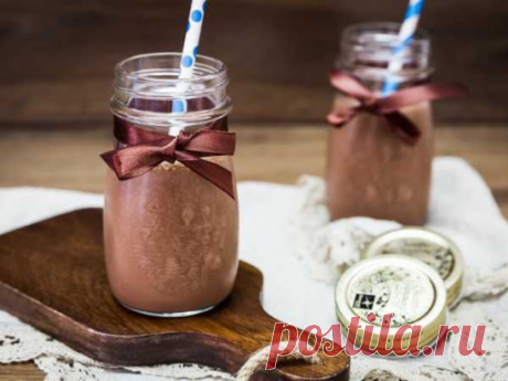 ТВОРОЖНЫЙ СМУЗИ С БАНАНОМ И КАКАО
#смузи #завтрак

 ИНГРЕДИЕНТЫ

•  Творог мягкий - 100 гр
•  Молоко - 300 мл
•  Бананы - 1 шт
•  Какао - 1-2 ст.л

 КАК ПРИГОТОВИТЬ

1.  В чашу блендера выкладываем творог, какао и молоко. Пробиваем.
2.  Затем добавляем нарезанные бананы. И вновь пробиваем. Если будет густо (будет зависеть от творога), добавьте молоко