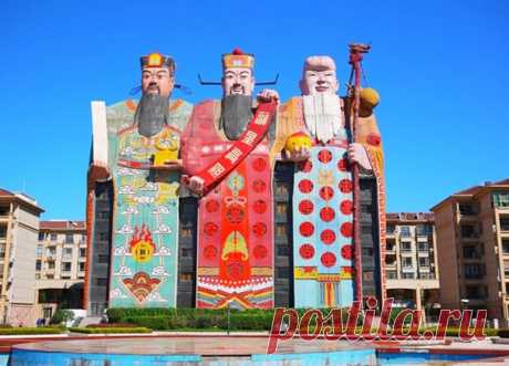Душа Китая воплотилась в 9-этажный отель-скульптуру Tianzi Hotel, посетив который вы почувствуете влияние духовности китайского народа на себе. Богатыри, в которых, собственно, и разместился отель, герои китайского фольклора: Шоу - долговечность, Фу - счастье, Лу - процветание. Видите в руке Шоу овощ? Это номер-люкс. Еще больше интересного на сайте Клуба свободных путешественников:  https://www.welcomeworld.ru/links/avia