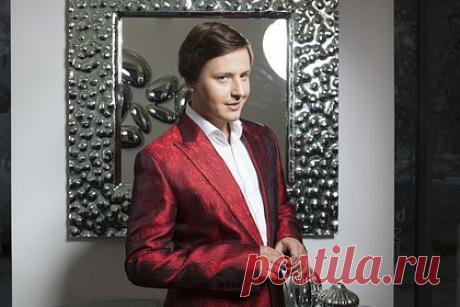 Очевидцы рассказали подробности инцидента с Витасом в караоке-клубе. Очевидцы инцидента в караоке-клубе с Витасом рассказали, что чиновник, написавший заявление на певца, во время конфликта был пьян. Утверждается, что он просил жену артиста спеть для него, однако получил отказ. Заступившегося за супругу Витаса мужчина пригласил выйти на улицу, позднее певец воспользовался баллончиком.