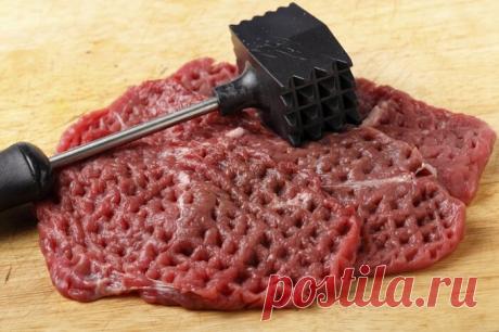 Вы все еще отбиваете мясо молотком? Перестаньте, есть способы проще
Фото взято из открытого источника. Автор не известен Очень часто для приготовления блюда необходимо отбить мясо. Тогда оно получается мягкое, нежное и на его приготовление необходимо гораздо меньше времени. Мясо, курицу или рыбу принято отбивать специальным кухонным молоточком. Сложного в этой процедуре ничего нет, но вот это очень громко. А если в доме имеются маленькие […]
Читай дальше на сайте. Жми подробнее ➡