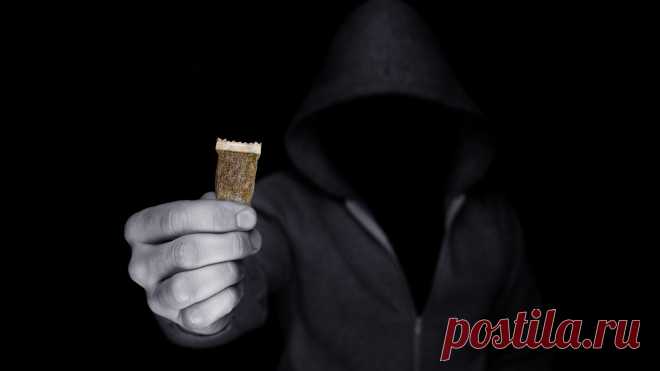 Как узнать, что ваш ребёнок употребляет снюс? 27 января в в Москве полиция задержала мужчину, который раздавал детям леденцы с никотином. Если классические снюсы — подушечки с табаком, которые всё-таки дискомфортно держать во рту, то более современная форма отравы вкусная и привлекательная.