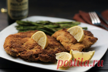 7 правил приготовления идеальных отбивных котлет
— Отбивание —
Во всех рецептах перед приготовлением мясо предлагается отбить. Но это не значит, что пару взмахов молотком сделают кусок нежным. Мелкие связки и сухожилия так…