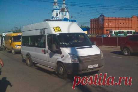 👪 + 🚍 = ⛱ ЧТО ЗА ГОРОД УЛЬЯНОВСК - ПОЧЕМУ ОБЯЗАТЕЛЬНО НУЖНО ПОСЕТИТЬ 💛💚💙 4 ВЫПУСК

Маршрутки — основной общественный транспорт в Ульяновске. Иногда только на них и можно доехать до самых удаленных районов города. Проезд в маршрутке стоит 20 Р.

Трамваи ходят по всему городу, кроме Заволжского района — там вместо трамваев ходят троллейбусы. Проезд стоит 18 Р. Чтобы сэкономить, можно купить проездной. Обычный стоит 850 Р, студенческий — 510 Р, школьный — 340 Р.
