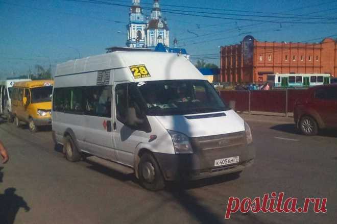 👪 + 🚍 = ⛱ ЧТО ЗА ГОРОД УЛЬЯНОВСК - ПОЧЕМУ ОБЯЗАТЕЛЬНО НУЖНО ПОСЕТИТЬ 💛💚💙 4 ВЫПУСК

Маршрутки — основной общественный транспорт в Ульяновске. Иногда только на них и можно доехать до самых удаленных районов города. Проезд в маршрутке стоит 20 Р.

Трамваи ходят по всему городу, кроме Заволжского района — там вместо трамваев ходят троллейбусы. Проезд стоит 18 Р. Чтобы сэкономить, можно купить проездной. Обычный стоит 850 Р, студенческий — 510 Р, школьный — 340 Р.