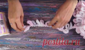 Воздушный вязаный плед без спиц и крючка, секрет в пряже Вещи для дома — это кирпичики уюта в нем. Очень приятно наполнить свое жилище тем, что можно сделать самостоятельно. Этот простой мастер класс покажет, как за вечер можно связать уютное одеяло или плед, не используя спицы и крючок...