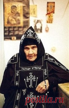† СОВЕТЫ И НАСТАВЛЕНИЯ СХИМОНАХИНИ АНТОНИИ (КАВЕШНИКОВОЙ)
(1904 – 1998)
– С полуночи до трех часов святое небо открыто. Очень ценная молитва в эти часы. После полуночи хорошо класть три великих поклона с молитвой к Спасителю, Матери Божией и Ангелу Хранителю.
 Схимонахиня Антония благословляла своих духовных чад учить на память молитвы: "Отче наш", "Богородице Дево, радуйся", "Символ веры", 50-й и 90-й псалмы.