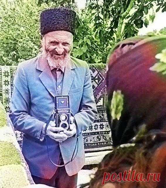 Можно ли стать отцом в 100+ лет? Удивительная жизнь Меджида Агаева
Он был женат дважды. Пережил рабство и потерю всей семьи, кроме первенца. И вполне возможно, что отметил бы 1,5 сотни лет своей удивительной жизни. Если бы не одно обстоятельство. А какое? Ищите в статье 😉 Знакомьтесь: Меджид Агаев. Снова долгожитель и снова азербайджанец. Родился в 1835 году и прожил 143 года. Меджид жил на юге Азербайджана. В Лерике, где очень многие отмечают столетний юбилей. Например, Ширали Муслимов, Махмуд