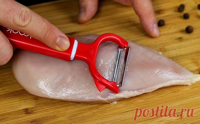 Кулинарная хитрость с овощечисткой: курицу больше не жарим, а сразу превращаем в деликатес