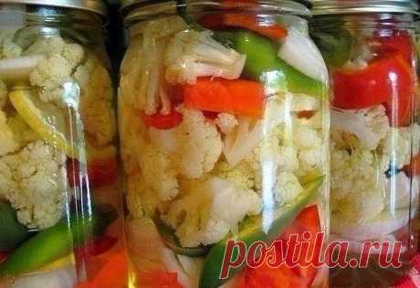 ВКУСНЕЙШАЯ МАРИНОВАННАЯ ЦВЕТНАЯ КАПУСТА 

Ингредиенты: 
Цветная капуста — 2 кочана (2 кг 200 г) 
Морковь — 2 шт. 
Болгарский перец — 2 шт. 
Чеснок — 100 г 
Лук репчатый — 1 шт. 
Острый перец — по 1-2 шт. на литровую банку 
Укроп (зонтики), листья хрена, вишни, смородины 
Душистый перец 
Гвоздика 
Лавровый лист 
Уксус 70% — 0,5 ч.л. 

Маринад: 
На 1 литр воды — 2 ст.л. соли, 1 ч.л. сахара 

Приготовление: 
Для начала разбираем цветную капусту на соцветия, хорошенько промыва...