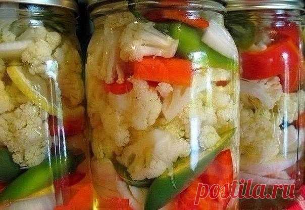 ВКУСНЕЙШАЯ МАРИНОВАННАЯ ЦВЕТНАЯ КАПУСТА 

Ингредиенты: 
Цветная капуста — 2 кочана (2 кг 200 г) 
Морковь — 2 шт. 
Болгарский перец — 2 шт. 
Чеснок — 100 г 
Лук репчатый — 1 шт. 
Острый перец — по 1-2 шт. на литровую банку 
Укроп (зонтики), листья хрена, вишни, смородины 
Душистый перец 
Гвоздика 
Лавровый лист 
Уксус 70% — 0,5 ч.л. 

Маринад: 
На 1 литр воды — 2 ст.л. соли, 1 ч.л. сахара 

Приготовление: 
Для начала разбираем цветную капусту на соцветия, хорошенько промыва...