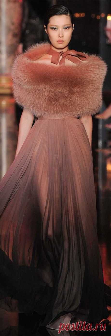 Найдено на сайте vogue.com.