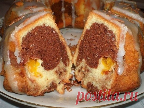 Быстрый кекс по-русски
Ингредиенты:
Сахар — 4 ст. л.
Яйцо куриное —1 шт.
Молоко — 3 ст. л.
Мука пшеничная - 4 тс.
Сода — 1 г
Масло растительное — 3 ст. л.
Ваниль — 5 г
Какао — 2 ст. л.
Приготовление:
1. 4 столовые ложки сахара, 1 яйцо, 3 столовые ложки молока, 4 столовые ложки муки, немного соды, 2 столовые ложки какао, 3 столовые ложки растительного масла (можно по вкусу добавить орешки, убрать какао и добавить ваниль). Все ингредиенты перемешать в такой последовательности.
2. Смазать форму