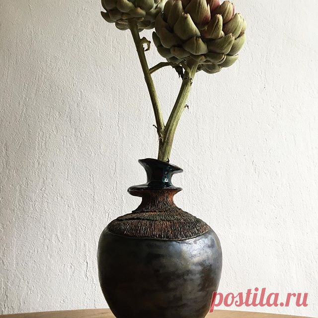 Artichoke is such a dope flower and it fits Chaliapin vase so good.. #instapottery #interiordesign #vase  #ceramics #керамикаручнойработы #rusticdecor #loftdesign #artichoke #утробезсуеты