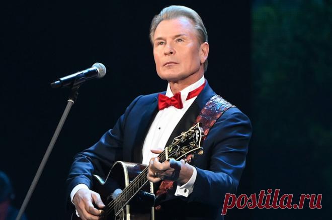 «Вживую поет, красава!» Почему Малинин никому ничего не доказывает. Он стал звездой за несколько вечеров. Пережил два коротких брака, а своей третьей жене признался в любви на первой же встрече.