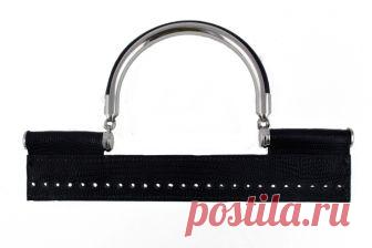 Manico Sicily in Vera Pelle Martellata con struttura in metallo Colore Nero Manico elegante e raffinato, perfetto per una borsa strutturata con patella come monomanico in alto.Può essere applicato anche in coppia per una shopper.Grazie alla parte rigida e forata viene ben fissato al lavoro tenendolo rigido.Dimensioni: 25 x 15 cm  Impugnatura manico 26 cmMateriale: Vera