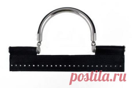 Manico Sicily in Vera Pelle Martellata con struttura in metallo Colore Nero Manico elegante e raffinato, perfetto per una borsa strutturata con patella come monomanico in alto.Può essere applicato anche in coppia per una shopper.Grazie alla parte rigida e forata viene ben fissato al lavoro tenendolo rigido.Dimensioni: 25 x 15 cm  Impugnatura manico 26 cmMateriale: Vera