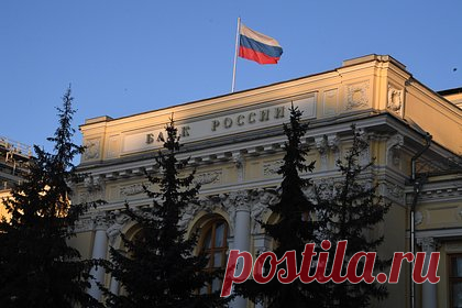 Центробанк России начал экономить на сотрудниках. До 1 мая российский Центробанк уволит из штата центрального аппарата тысячу сотрудников, отдельные разнарядки по сокращениям спущены и в региональные подразделения. По версии собеседников издания, речь идет только о первой волне сокращений, вторая запланирована на осень, а причиной их стало желание сэкономить.
